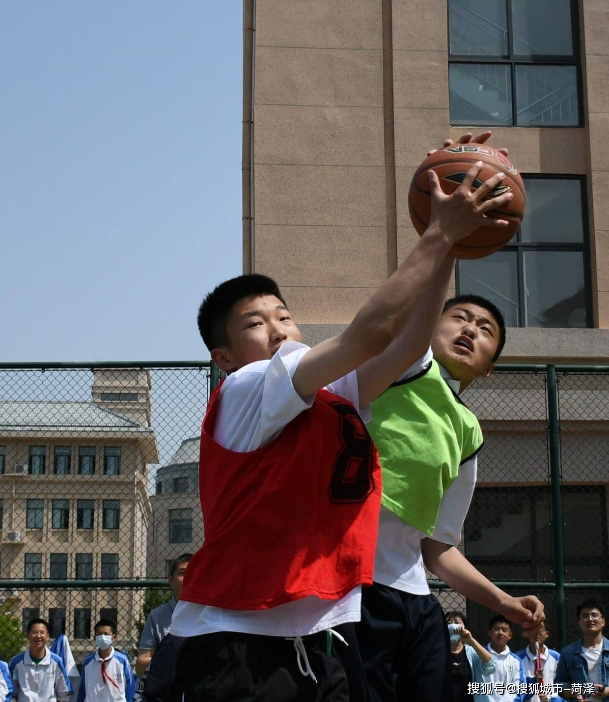 玩加电竞- 网球赛场再起风云：漓江风暴队惊险晋级岭北烈马队，赛场气氛火爆观赏性拉满