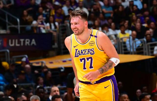 明尼苏达森林狼训练开放日;今夜单刀错失引欢呼;NBA常规赛在即;团队化学反应显著 明尼苏达森林狼训练开放日;今夜单刀错失引欢呼;NBA常规赛在即;团队化学反应显著