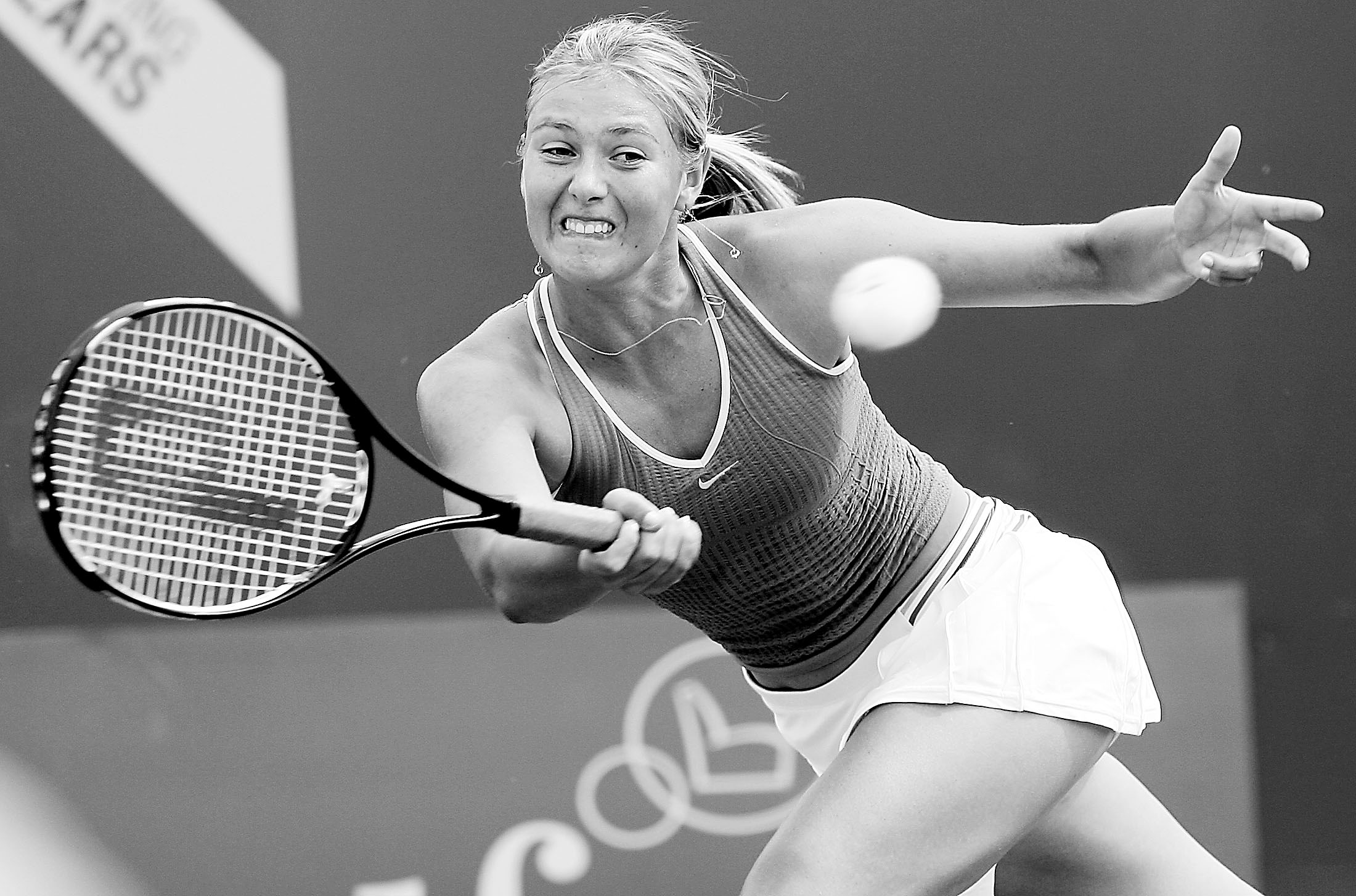 玩加竞技-莎拉波娃在西班牙队比赛中惊险取胜，势不可挡引发热议！的简单介绍