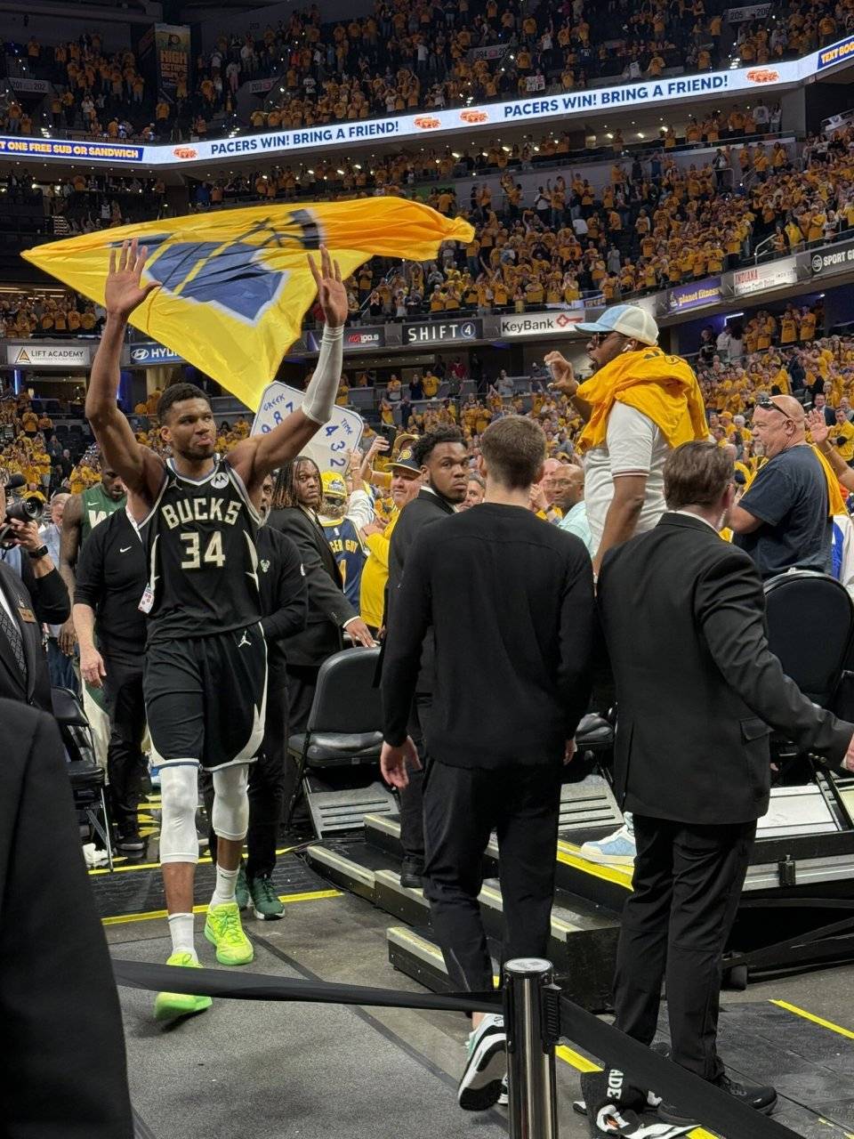 玩加电竞-字母哥在湖人比赛中爆冷，精彩发挥引发热议！的简单介绍